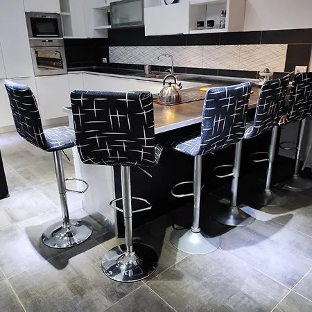 דירה A&c White Diamond Con Larga Terrazza Di 50 Mq Sul Mare אנזיו